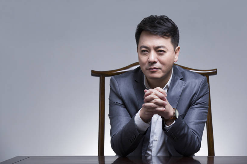 东方人,成年人,中年人,老年人,一个人,商务人士,商务男性,握手,横图,留白,正面,衬衫,西装,商务,复古,成功,家具,桌子,椅子,北京,中国,亚洲,仅一个男性,仅一个人,仅一个中年男性,灰色背景,套装,正装,木制,现代,思考,想,财富,摄影,权威,领导,酷,扶手椅,贵族,经理,成就,智力,中国文化,华贵,肖像,商务装,古典风格,工薪阶层,东亚,一套,把握,认真,老年男性,男人,男性,中年男性,亚洲人,中国人,白领,上班族,搀手,拉手,手拉手,手握手,坐着,半身,彩图,影棚拍摄,衬衣,办公室职员,首席执行官,上层阶级,开领,掌控,bj175