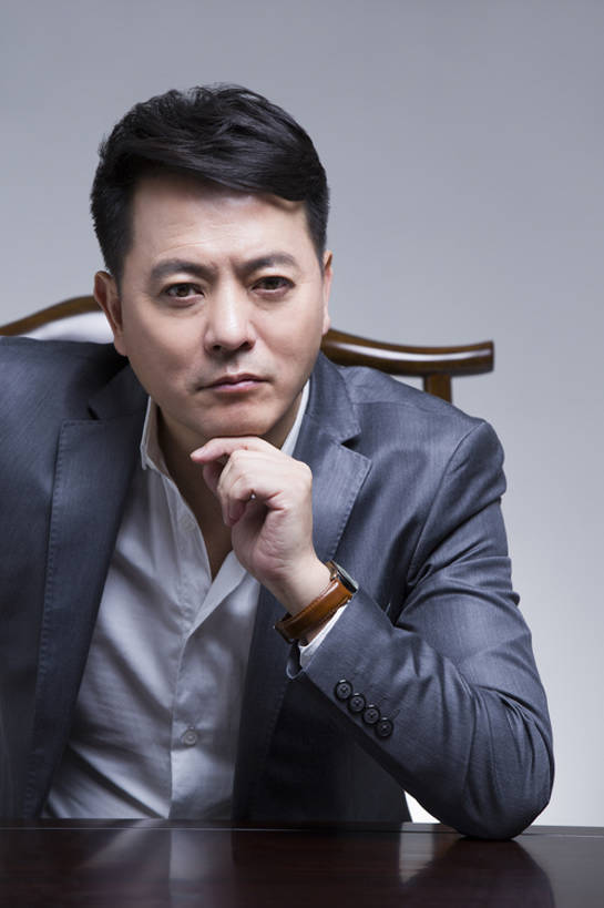东方人,成年人,中年人,老年人,一个人,商务人士,商务男性,竖图,特写,留白,正面,衬衫,西装,商务,复古,成功,家具,桌子,椅子,北京,中国,亚洲,仅一个男性,仅一个人,仅一个中年男性,撑,灰色背景,套装,正装,木制,托腮,注视,现代,观察,看,托,思考,想,财富,摄影,观看,权威,察看,领导,酷,扶手椅,贵族,经理,成就,关注,智力,中国文化,托下巴,华贵,肖像,商务装,古典风格,工薪阶层,东亚,一套,把握,认真,老年男性,男人,男性,中年男性,亚洲人,中国人,白领,上班族,坐着,半身,彩图,影棚拍摄,衬衣,办公室职员,首席执行官,上层阶级,开领,掌控,bj175