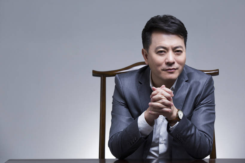 东方人,成年人,中年人,老年人,一个人,商务人士,商务男性,握手,微笑,横图,留白,正面,衬衫,西装,商务,快乐,幸福,骄傲,复古,成功,信心,家具,桌子,椅子,北京,中国,亚洲,仅一个男性,仅一个人,仅一个中年男性,灰色背景,套装,正装,木制,注视,现代,观察,看,财富,摄影,观看,权威,察看,领导,酷,扶手椅,享乐,贵族,经理,成就,关注,智力,中国文化,华贵,肖像,商务装,古典风格,工薪阶层,东亚,一套,把握,老年男性,男人,男性,中年男性,亚洲人,中国人,白领,上班族,搀手,拉手,手拉手,手握手,坐着,半身,彩图,影棚拍摄,衬衣,欢乐,办公室职员,首席执行官,上层阶级,开领,掌控,bj175