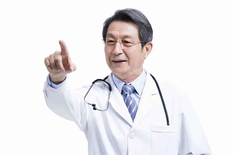 东方人,成年人,老年人,手,一个人,医生,笑,微笑,露齿笑,横图,留白,抠图,白色背景,正面,工作服,制服,快乐,幸福,成功,技术,北京,中国,亚洲,仅一个男性,仅一个人,透明,屏幕,听诊器,站着,仅一个老年男性,医护人员,医疗人员,职业,活力,摄影,生活方式,技巧,医疗,指着,享乐,肖像,手艺,东亚,实验服,工作制服,责任,技能,技艺,信任,老年男性,男人,男性,亚洲人,中国人,大夫,触摸,半身,彩图,影棚拍摄,工作套服,欢乐,妙技,院长,本领,bj175