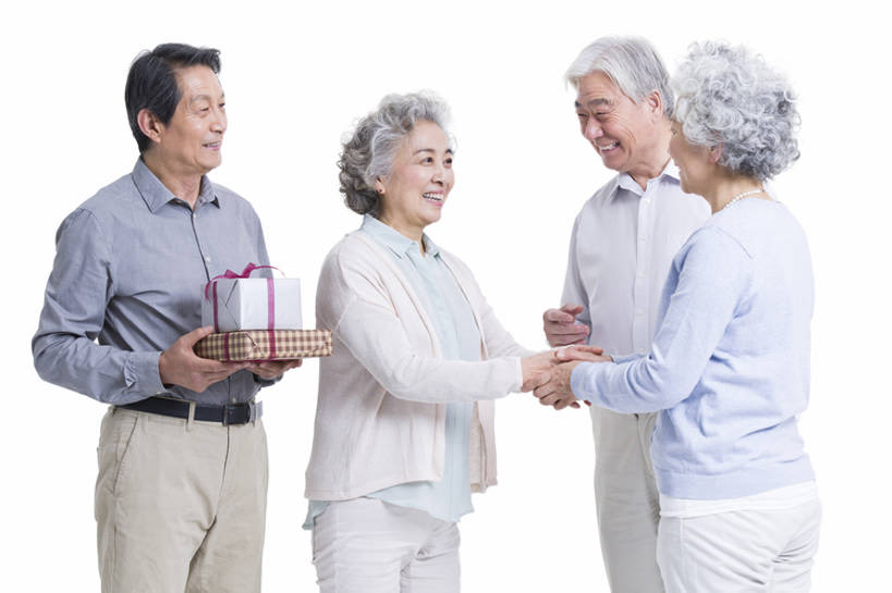 东方人,成年人,老年人,四个人,握手,笑,微笑,露齿笑,横图,白色背景,侧面,聚会,快乐,兴奋,友谊,幸福,沙发,礼物,北京,中国,亚洲,握,聚餐,休闲装,刺激,站着,面对面,放松,握着,摄影,生活方式,礼节,退休,拜访,东亚,陪同,陪伴,老年男性,老年女性,男人,男性,女人,女性,亚洲人,中国人,彩图,影棚拍摄,欢乐,人老心不老,伴随,bj175