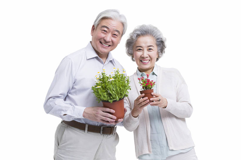 东方人,成年人,老年人,两个人,丈夫,妻子,笑,微笑,露齿笑,横图,留白,抠图,白色背景,正面,快乐,幸福,植物,花盆,雕塑,北京,中国,亚洲,握,艺术,装饰,雕刻,雕像,盆栽,盆景,注视,休闲装,绿色,自然,工艺品,观察,看,站着,休闲,健康,活力,亲密,握着,摄影,生长,生活方式,成长,观看,纪念,美术,察看,退休,享乐,关爱,关注,清新,主题,肖像,出示,陈列,东亚,陪同,环境保护,功能,美学,陪伴,老年男性,老年女性,男人,男性,女人,女性,亚洲人,中国人,情侣,半身,彩图,影棚拍摄,欢乐,人老心不老,伴随,bj175