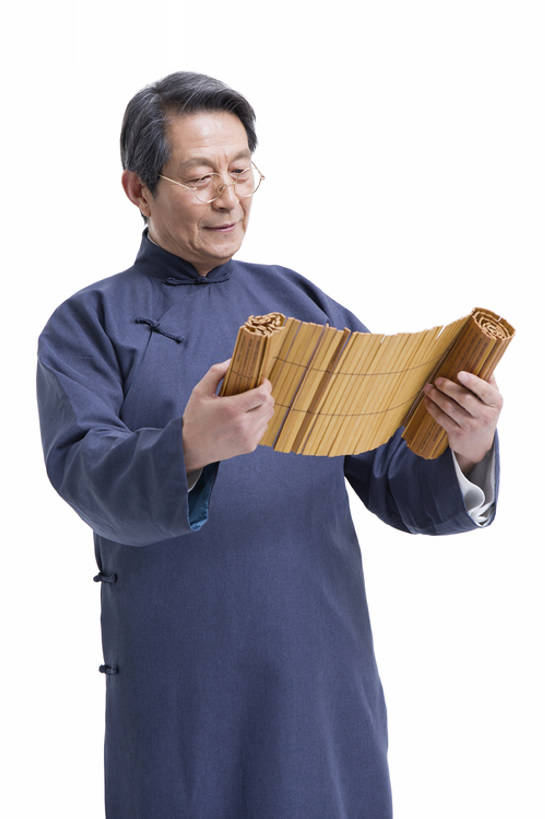 东方人,成年人,老年人,一个人,教师,笑,微笑,露齿笑,竖图,留白,抠图,白色背景,正面,快乐,幸福,智慧,复古,北京,中国,亚洲,仅一个男性,仅一个人,握,长袍,眼镜,古典,教育,传统,站着,仅一个老年男性,活力,读,握着,摄影,生活方式,竹简,知识,享乐,智力,中国文化,肖像,古典风格,东亚,远古,老年男性,男人,男性,亚洲人,中国人,讲师,彩图,影棚拍摄,传统服装,装扮,欢乐,传统文化,bj175