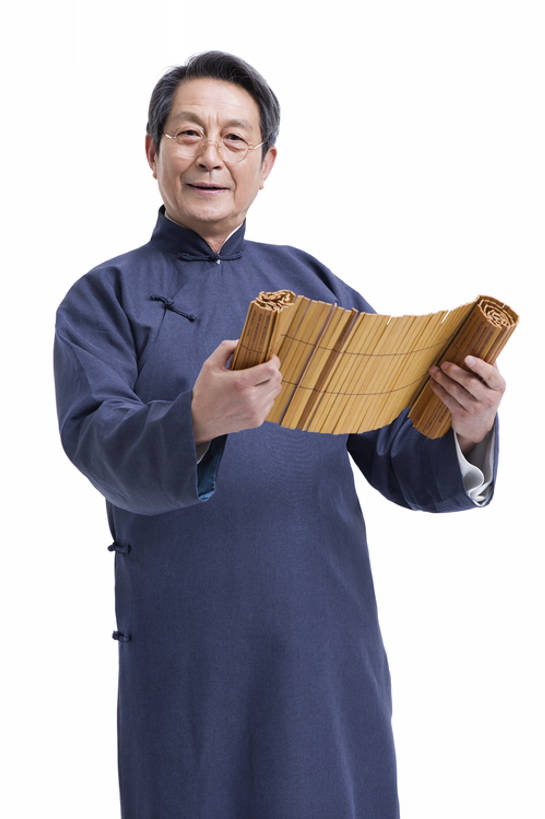 东方人,成年人,老年人,一个人,教师,笑,微笑,露齿笑,竖图,留白,抠图,白色背景,正面,快乐,幸福,智慧,复古,北京,中国,亚洲,仅一个男性,仅一个人,握,长袍,眼镜,古典,教育,注视,传统,观察,看,站着,仅一个老年男性,活力,读,握着,摄影,生活方式,观看,竹简,察看,知识,享乐,关注,智力,中国文化,肖像,古典风格,东亚,远古,老年男性,男人,男性,亚洲人,中国人,讲师,彩图,影棚拍摄,传统服装,装扮,欢乐,传统文化,bj175