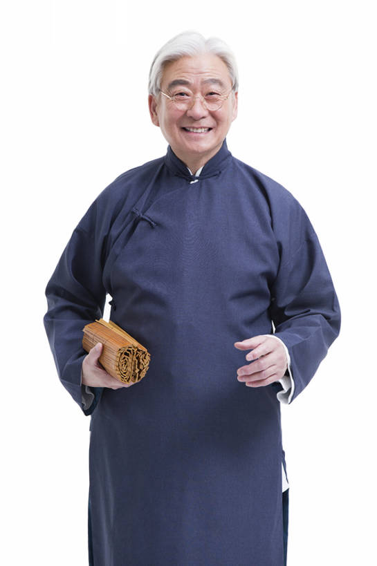 东方人,成年人,老年人,一个人,教师,笑,微笑,露齿笑,竖图,留白,抠图,白色背景,正面,快乐,幸福,智慧,复古,北京,中国,亚洲,仅一个男性,仅一个人,握,长袍,眼镜,古典,教育,注视,传统,观察,看,站着,仅一个老年男性,活力,握着,摄影,生活方式,观看,竹简,察看,知识,享乐,关注,智力,中国文化,肖像,古典风格,东亚,远古,老年男性,男人,男性,亚洲人,中国人,讲师,彩图,影棚拍摄,传统服装,装扮,欢乐,传统文化,bj175
