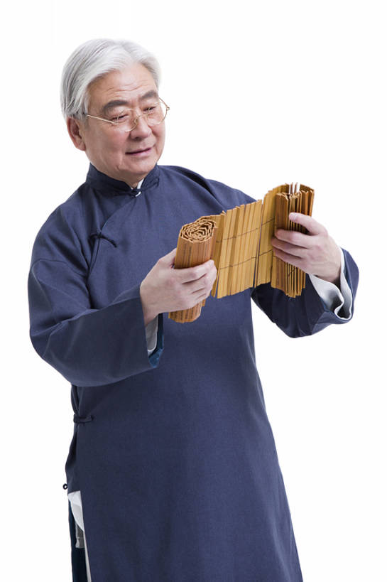 东方人,成年人,老年人,一个人,教师,笑,微笑,露齿笑,竖图,留白,抠图,白色背景,正面,快乐,幸福,智慧,复古,北京,中国,亚洲,仅一个男性,仅一个人,握,长袍,眼镜,古典,教育,传统,站着,仅一个老年男性,活力,读,握着,摄影,生活方式,竹简,知识,享乐,智力,中国文化,肖像,古典风格,东亚,远古,老年男性,男人,男性,亚洲人,中国人,讲师,彩图,影棚拍摄,传统服装,装扮,欢乐,传统文化,bj175