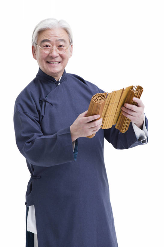 东方人,成年人,老年人,一个人,教师,笑,微笑,露齿笑,竖图,留白,抠图,白色背景,正面,快乐,幸福,智慧,复古,北京,中国,亚洲,仅一个男性,仅一个人,握,长袍,眼镜,古典,教育,注视,传统,观察,看,站着,仅一个老年男性,活力,读,握着,摄影,生活方式,观看,竹简,察看,知识,享乐,关注,智力,中国文化,肖像,古典风格,东亚,远古,老年男性,男人,男性,亚洲人,中国人,讲师,彩图,影棚拍摄,传统服装,装扮,欢乐,传统文化,bj175