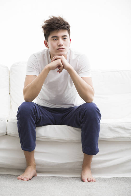 东方人,成年人,一个人,家庭,家,客厅,竖图,室内,白天,留白,抠图,白色背景,正面,地毯,沙发,北京,中国,亚洲,仅一个男性,仅一个人,撑,沮丧,生气,房屋,公寓,凌乱,托腮,休闲装,光脚,现代,起床,仅一个年轻男性,白色,托,休息,休闲,疲倦,温暖,温馨,一家人,赤脚,放松,想,沉思,愤怒,摄影,床头,生活方式,恼怒,悲伤,和睦,疲劳,起居室,住房,愤慨,伤心,难过,怒气,疲惫,气愤,早晨,发怒,怒火,消极,托下巴,房地产,问题,情绪,困乏,脾气,东亚,忿怒,怨恨,强烈,疲乏,悲哀,委顿,疲困,疲顿,疲钝,倦怠,怠倦,哀痛,悲戚,悲痛,气忿,愤恨,怠惰,肝火,厌倦,激动,孤独,懒散,认真,男人,男性,年轻男性,亚洲人,中国人,年轻人,坐着,彩图,全身,影棚拍摄,融洽,乱发,摆拍,bj175