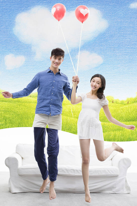 东方人,成年人,两个人,丈夫,妻子,学生,家,客厅,跳,笑,微笑,露齿笑,竖图,插画,室内,室外,白天,正面,爱情,旅游,度假,时尚,快乐,童话故事,自由,幸福,数码,科技,草地,草原,美景,沙发,北京,中国,亚洲,连接,握,阴影,短裤,并排,网络,房屋,景观,云,半空,高光,几何,计算机图形,浪漫,玩,合成,图画,抬腿,注视,休闲装,光脚,娱乐,现代,画,草,绿色,风景,天空,自然,气球,观察,看,享受,休闲,温暖,温馨,赤脚,景色,恩爱,放松,幻想,活力,亲密,握着,约会,恋人,摄影,生活方式,观看,张开双腿,电脑合成图,数码合成图,和睦,察看,起居室,享乐,合成图,关注,自然风光,漫画,想象,东亚,陪同,写实,具体,具象,陪伴,展开双腿,无忧无虑,男人,男性,年轻男性,年轻女性,女人,女性,亚洲人,中国人,年轻人,心型,情侣,大学生,休闲活动,手牵手,半身,彩图,全身,爱,欢乐,伴侣,融洽,伸展双腿,插图,伴随,象征主义,bj175