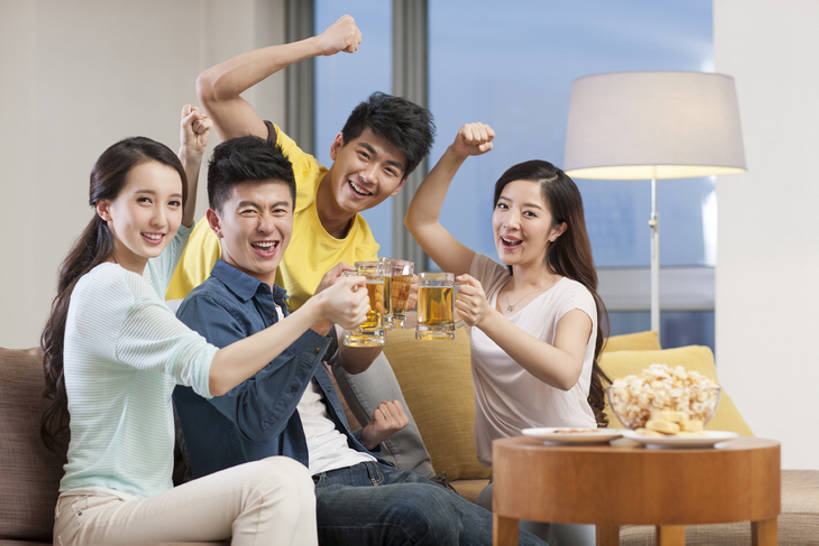 点心,啤酒,东方人,成年人,四个人,家庭,丈夫,妻子,家,客厅,举,笑,吃,横图,室内,白天,正面,爱情,锻炼,时尚,快乐,满意,欣喜若狂,兴奋,自由,友谊,幸福,热情,分享,成功,比赛,运动,竞争,窗户,沙发,电视,北京,中国,亚洲,一排,喝,连接,握,欢呼,庆祝,整齐,房屋,公寓,食品,甜点,甜品,酒类,饮品,浪漫,注视,休闲装,娱乐,现代,小吃,饮食,球迷,刺激,食物,糕点,饮料,排列,啤酒杯,甜食,观察,看,托,休闲,舒服,温暖,温馨,表情,一家人,爆米花,恩爱,放松,活力,亲密,举杯,握着,约会,恋人,摄影,生活方式,观看,支撑,和睦,察看,起居室,舒适,住房,享乐,合影,体育运动,队列,关注,可口,彩电,房地产,肖像,爱好,世界杯,东亚,陪同,爱国主义,软垫,彩色电视机,显像管屏,显像管屏幕,适口,陪伴,获胜,体育,足球运动,男人,男性,年轻男性,年轻女性,女人,女性,亚洲人,中国人,年轻人,情侣,电视机,休闲活动,举起,举手,举着,向上举,向上伸,向上托,坐着,彩图,健身,欢乐,伴侣,融洽,摆拍,伴随,bj175