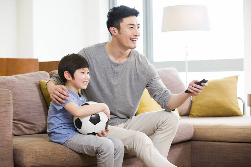 东方人,婴儿,儿童,成年人,两个人,家庭,父母,父亲,儿子,家,客厅,站,笑,微笑,露齿笑,横图,室内,正面,快乐,幸福,纯洁,橄榄球,足球,窗户,沙发,电视,北京,中国,亚洲,握,并排,房屋,公寓,注视,休闲装,娱乐,现代,小孩,遥控器,观察,看,站着,休闲,温暖,温馨,表情,父子,一家人,放松,活力,可爱,乐趣,亲密,童年,童趣,搭,握着,摄影,活泼,生长,生活方式,观看,希望,和睦,控制,察看,专心,起居室,住房,享乐,挑选,忧虑,搭着,关注,亲情,彩电,宝宝,房地产,选择,世界杯,童真,东亚,纯真,烂漫,无邪,陪同,彩色电视机,显像管屏,显像管屏幕,陪伴,无忧无虑,伶俐,天真,足球运动,男孩,男人,男性,年轻男性,亚洲人,中国人,孩子,年轻人,电视机,休闲活动,站立,坐着,彩图,欢乐,当代,融洽,男生,伴随,bj175