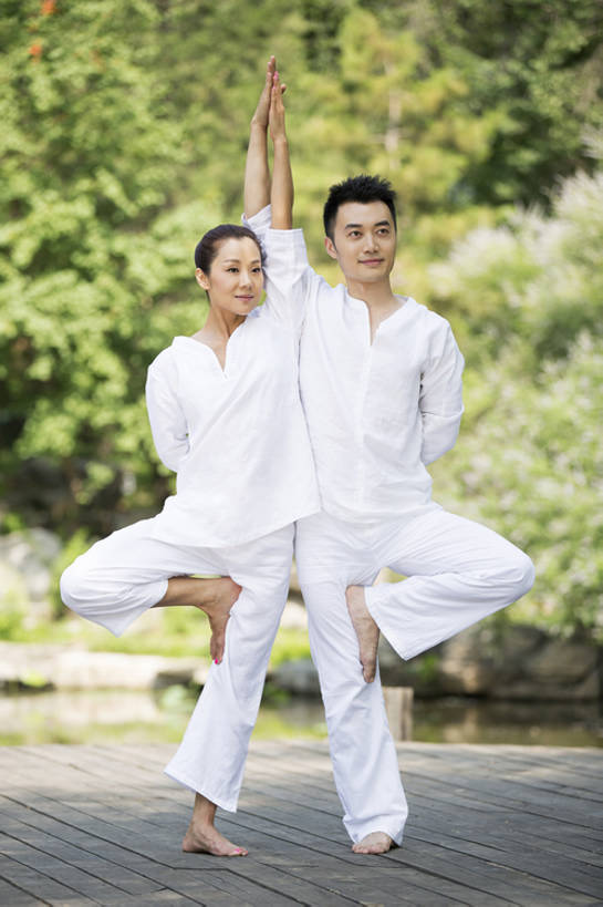 东方人,成年人,两个人,站,举,竖图,室外,白天,正面,爱情,锻炼,快乐,幸福,北京,中国,亚洲,伸展,浪漫,休闲装,光脚,树,自然,靠,靠着,手势,托,站着,休闲,健康,温暖,温馨,赤脚,禅,恩爱,放松,活力,平衡,亲密,舒展,恋人,瑜珈,摄影,生活方式,宁静,单腿,协调,动作,和睦,高雅,优美,享乐,简单,清新,合伙,弹性,东亚,陪同,柔和,灵性,陪伴,无忧无虑,男性,年轻男性,年轻女性,女人,女性,亚洲人,中国人,年轻人,情侣,休闲活动,举起,举手,举着,向上举,向上伸,向上托,站立,张开手臂,彩图,全身,欢乐,伴侣,和蔼,融洽,打手势,摆拍,伴随,双人瑜伽,bj175