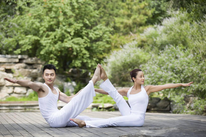 东方人,成年人,两个人,坐,微笑,横图,室外,白天,正面,锻炼,时尚,快乐,幸福,合作,团队,信心,北京,日光,中国,亚洲,连接,伸展,握,背心,半空,休闲装,光脚,树,绿色,自然,夏天,手势,休闲,健康,赤脚,放松,平衡,亲密,舒展,握着,瑜珈,摄影,生活方式,高雅,优美,享乐,爱好,户外活动,弹性,东亚,陪同,柔和,技能,陪伴,团结,男人,男性,年轻男性,年轻女性,女人,女性,亚洲人,中国人,年轻人,情侣,休闲活动,手牵手,张开手臂,坐着,彩图,全身,欢乐,打手势,伴随,双人瑜伽,bj175