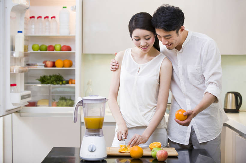 点心,面包,果汁,东方人,成年人,两个人,家庭,夫妻,丈夫,妻子,家庭主妇,家,笑,微笑,露齿笑,横图,室内,正面,爱情,快乐,幸福,厨房,桌子,苹果,水果,北京,中国,亚洲,一排,切开,握,准备,服装,整齐,电器,工具,冰箱,房屋,食品,面点,案板,饮品,浪漫,注视,休闲装,干净,设备,吐司,榨汁机,现代,饮食,食物,糕点,饮料,排列,衣服,橱柜,刀,夏天,观察,搅拌,看,切,站着,做,休闲,健康,温暖,温馨,一家人,恩爱,活力,亲密,搭,握着,恋人,摄影,服饰,有机食品,生活方式,观看,法式面包,协助,和睦,察看,研磨,维生素,切割,家电,家用电器,享乐,顺序,衣着,穿着,搭着,队列,关爱,关注,可口,清新,桔子汁,房地产,剖面,榨汁,情侣装,开放式厨房,吐司面包,东亚,切面,健康食物,陪同,衣饰,适口,陪伴,无忧无虑,男性,年轻男性,年轻女性,女人,女性,亚洲人,中国人,年轻人,夫妇,情侣,休闲活动,桔子,沟通,说话,彩图,爱,欢乐,多士,听型面包,伴侣,融洽,伴随,bj175