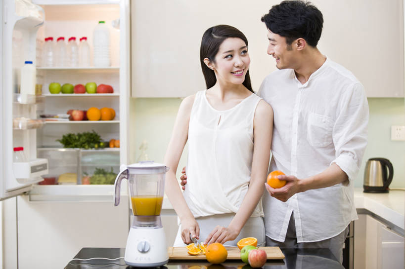 点心,面包,果汁,东方人,成年人,两个人,家庭,夫妻,丈夫,妻子,家庭主妇,家,笑,微笑,露齿笑,横图,室内,正面,爱情,快乐,幸福,厨房,桌子,苹果,水果,北京,中国,亚洲,一排,切开,握,准备,服装,整齐,电器,工具,冰箱,房屋,食品,面点,案板,饮品,浪漫,休闲装,干净,设备,吐司,榨汁机,现代,饮食,食物,糕点,饮料,排列,衣服,橱柜,刀,夏天,搅拌,切,站着,做,休闲,健康,温暖,温馨,一家人,面对面,恩爱,活力,亲密,搭,握着,恋人,摄影,服饰,有机食品,生活方式,法式面包,协助,和睦,研磨,维生素,切割,家电,家用电器,享乐,顺序,衣着,穿着,搭着,队列,关爱,可口,清新,桔子汁,房地产,剖面,榨汁,情侣装,开放式厨房,吐司面包,东亚,切面,健康食物,陪同,衣饰,适口,陪伴,无忧无虑,男性,年轻男性,年轻女性,女人,女性,亚洲人,中国人,年轻人,夫妇,情侣,休闲活动,桔子,沟通,说话,彩图,爱,欢乐,多士,听型面包,伴侣,融洽,伴随,bj175