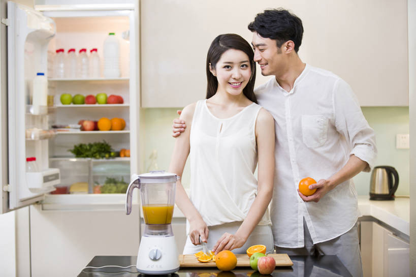 点心,面包,果汁,东方人,成年人,两个人,家庭,夫妻,丈夫,妻子,家庭主妇,家,笑,微笑,露齿笑,横图,室内,正面,爱情,快乐,幸福,厨房,桌子,苹果,水果,北京,中国,亚洲,一排,切开,握,准备,服装,整齐,电器,工具,冰箱,房屋,食品,面点,案板,饮品,浪漫,注视,休闲装,干净,设备,吐司,榨汁机,现代,饮食,食物,糕点,饮料,排列,衣服,橱柜,刀,夏天,观察,搅拌,看,切,站着,做,休闲,健康,温暖,温馨,一家人,恩爱,活力,亲密,搭,握着,恋人,摄影,服饰,有机食品,生活方式,观看,法式面包,协助,和睦,察看,研磨,维生素,切割,家电,家用电器,享乐,顺序,衣着,穿着,搭着,队列,关爱,关注,可口,清新,桔子汁,房地产,剖面,榨汁,情侣装,开放式厨房,吐司面包,东亚,切面,健康食物,陪同,衣饰,适口,陪伴,无忧无虑,男性,年轻男性,年轻女性,女人,女性,亚洲人,中国人,年轻人,夫妇,情侣,休闲活动,桔子,彩图,爱,欢乐,多士,听型面包,伴侣,融洽,伴随,bj175