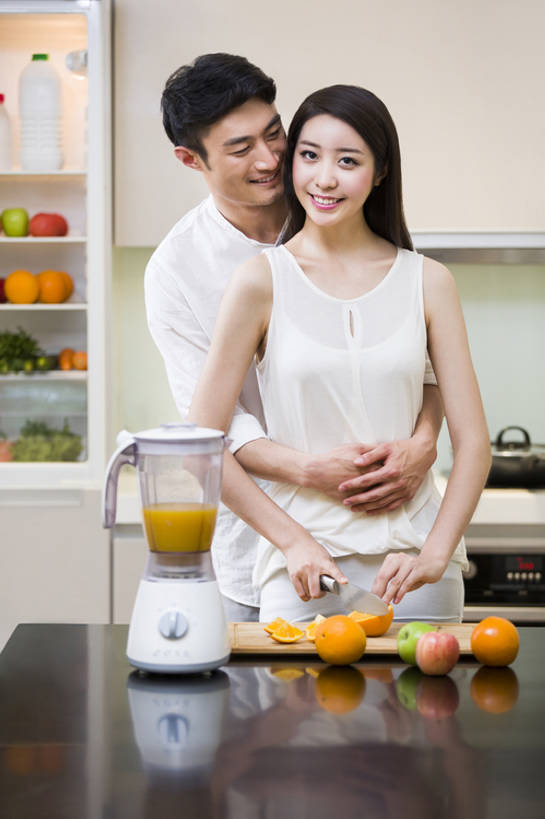 点心,面包,果汁,东方人,成年人,两个人,家庭,夫妻,丈夫,妻子,家庭主妇,家,笑,微笑,露齿笑,竖图,室内,正面,爱情,快乐,幸福,厨房,桌子,苹果,水果,北京,中国,亚洲,一排,切开,握,准备,服装,整齐,电器,工具,冰箱,房屋,灶台,食品,面点,案板,饮品,浪漫,注视,休闲装,干净,设备,吐司,榨汁机,现代,饮食,食物,糕点,饮料,排列,衣服,橱柜,刀,夏天,观察,搅拌,看,切,站着,做,休闲,健康,温暖,温馨,一家人,恩爱,活力,亲密,搭,握着,恋人,摄影,服饰,有机食品,生活方式,观看,法式面包,协助,和睦,察看,研磨,维生素,切割,家电,家用电器,享乐,顺序,衣着,穿着,搭着,队列,关爱,关注,可口,清新,桔子汁,房地产,剖面,榨汁,情侣装,开放式厨房,吐司面包,东亚,切面,健康食物,陪同,衣饰,适口,陪伴,无忧无虑,男性,年轻男性,年轻女性,女人,女性,亚洲人,中国人,年轻人,夫妇,情侣,休闲活动,桔子,拥抱,彩图,爱,欢乐,多士,听型面包,伴侣,融洽,伴随,bj175