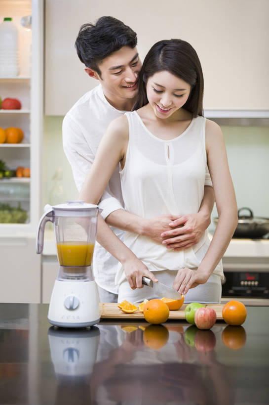 点心,面包,果汁,东方人,成年人,两个人,家庭,夫妻,丈夫,妻子,家庭主妇,家,笑,微笑,露齿笑,竖图,室内,正面,爱情,快乐,幸福,厨房,桌子,苹果,水果,北京,中国,亚洲,一排,切开,握,准备,服装,整齐,电器,工具,冰箱,房屋,灶台,食品,面点,案板,饮品,浪漫,休闲装,干净,设备,吐司,榨汁机,现代,饮食,食物,糕点,饮料,排列,衣服,橱柜,刀,夏天,搅拌,切,站着,做,休闲,健康,温暖,温馨,一家人,恩爱,活力,亲密,搭,握着,恋人,摄影,服饰,有机食品,生活方式,法式面包,协助,和睦,研磨,维生素,切割,家电,家用电器,享乐,顺序,衣着,穿着,搭着,队列,关爱,可口,清新,桔子汁,房地产,剖面,榨汁,情侣装,开放式厨房,吐司面包,东亚,切面,健康食物,陪同,衣饰,适口,陪伴,无忧无虑,男性,年轻男性,年轻女性,女人,女性,亚洲人,中国人,年轻人,夫妇,情侣,休闲活动,桔子,拥抱,彩图,爱,欢乐,多士,听型面包,伴侣,融洽,伴随,bj175