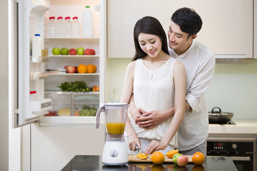 点心,面包,果汁,东方人,成年人,两个人,家庭,夫妻,丈夫,妻子,家庭主妇,家,笑,微笑,露齿笑,横图,室内,正面,爱情,快乐,幸福,厨房,桌子,苹果,水果,北京,中国,亚洲,一排,切开,握,准备,服装,整齐,电器,工具,冰箱,房屋,灶台,食品,面点,案板,饮品,浪漫,休闲装,干净,设备,吐司,榨汁机,现代,饮食,食物,糕点,饮料,排列,衣服,橱柜,刀,夏天,搅拌,切,站着,做,休闲,健康,温暖,温馨,一家人,恩爱,活力,亲密,搭,握着,恋人,摄影,服饰,有机食品,生活方式,法式面包,协助,和睦,研磨,维生素,切割,家电,家用电器,享乐,顺序,衣着,穿着,搭着,队列,关爱,可口,清新,桔子汁,房地产,剖面,榨汁,情侣装,开放式厨房,吐司面包,东亚,切面,健康食物,陪同,衣饰,适口,陪伴,无忧无虑,男性,年轻男性,年轻女性,女人,女性,亚洲人,中国人,年轻人,夫妇,情侣,休闲活动,桔子,拥抱,彩图,爱,欢乐,多士,听型面包,伴侣,融洽,伴随,bj175