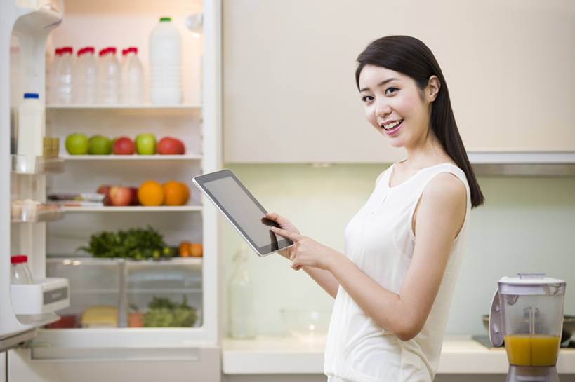 果汁,东方人,成年人,一个人,家庭,家,笑,微笑,露齿笑,横图,室内,侧面,游戏,快乐,兴奋,幸福,电脑,笔记本电脑,互联网,技术,厨房,城市,苹果,水果,北京,中国,亚洲,仅一个年轻女性,仅一个女性,仅一个人,一排,连接,握,服装,整齐,网络,电器,工具,冰箱,房屋,食品,触摸屏,联系,玩,注视,休闲装,干净,设备,通讯设备,榨汁机,现代,饮食,刺激,饮料,排列,衣服,橱柜,夏天,观察,搅拌,看,手势,站着,休闲,温暖,温馨,一家人,放松,活力,乐趣,读,握着,摄影,服饰,生活方式,观看,和睦,察看,研磨,无线,切割,指着,知识,家电,家用电器,享乐,风格,顺序,衣着,穿着,队列,关注,清新,桔子汁,房地产,通信设备,无线网络,网上冲浪,榨汁,无线上网,便携式电脑,平板电脑,配方,东亚,健康食物,衣饰,无线电技术,无忧无虑,手提电脑,年轻女性,女人,女性,亚洲人,中国人,年轻人,休闲活动,桔子,触摸,半身,彩图,欢乐,融洽,打手势,bj175