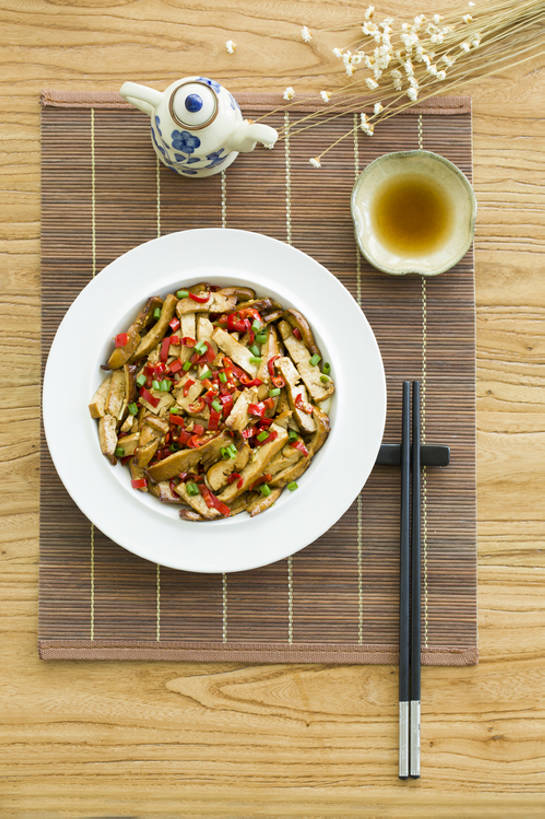 无人,竖图,俯视,特写,吃饭,烹饪,中餐,晚餐,午餐,筷子,辣椒,蔬菜,静物,餐具,北京,中国,亚洲,竹制,丰富,新鲜,装饰,青椒,炒菜,肉,熟食,香料,料理,美味,食品,饮品,餐盘,传统,猪肉,剁椒,小炒肉,菜肴,美食,肉类,饮食,餐饮,食物,饮料,盘子,中国菜,中式,摄影,佳肴,有机食品,绿色食品,中华料理,筷子架,竹制品,膳食,可口,清新,中国文化,五花肉,川菜,肉食,东亚,主菜,辣角,红海椒,大椒,辣虎,广椒,豚肉,菜椒,开胃酱,适口,寿司帘,寿司席,寿司竹,寿司竹卷,寿司竹席,四川菜,肋条肉,三层肉,甜椒,柿子椒,辣子,红辣椒,海椒,番椒,灯笼椒,彩图,传统文化,香干,bj175
