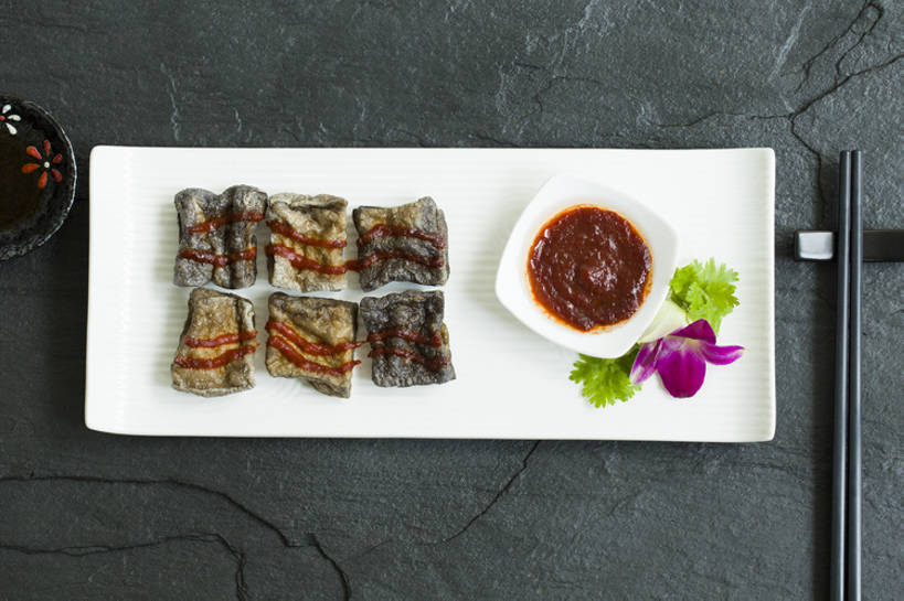 豆腐,无人,横图,俯视,特写,吃饭,晚餐,午餐,筷子,静物,餐具,北京,中国,亚洲,熟食,香料,油炸,美味,食品,饮品,传统,小吃,饮食,餐饮,臭豆腐,食物,饮料,盘子,茶碟,中国菜,摄影,筷子架,辣椒酱,膳食,可口,清新,中国文化,东亚,开胃酱,适口,彩图,装饰菜,恶臭,传统文化,bj175