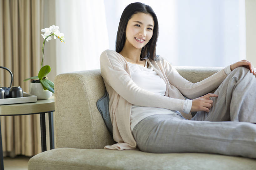 东方人,成年人,一个人,家,客厅,笑,微笑,露齿笑,横图,室内,白天,正面,时尚,快乐,自由,幸福,植物,窗户,窗帘,家具,沙发,桌子,城市,雕塑,北京,中国,亚洲,仅一个年轻女性,仅一个女性,仅一个人,艺术,装饰,雕刻,雕像,盆栽,房屋,公寓,盆景,注视,休闲装,现代,花,绿色,自然,茶壶,工艺品,观察,看,靠,靠着,休息,休闲,健康,舒服,放松,摄影,生长,生活方式,成长,观看,纪念,美术,察看,起居室,高雅,舒适,优美,住房,享乐,早晨,关注,主题,房地产,肖像,陈列,东亚,功能,美学,软垫,无忧无虑,年轻女性,女人,女性,亚洲人,中国人,年轻人,茶杯,休闲活动,躺着,彩图,欢乐,bj175