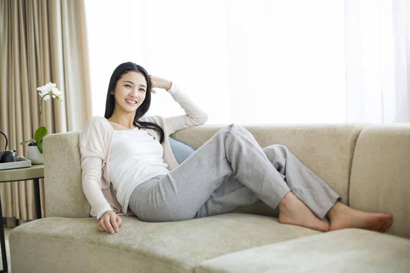 东方人,成年人,一个人,家,客厅,笑,微笑,露齿笑,横图,室内,白天,正面,时尚,快乐,自由,幸福,植物,窗户,窗帘,家具,沙发,桌子,城市,雕塑,北京,中国,亚洲,仅一个年轻女性,仅一个女性,仅一个人,艺术,装饰,雕刻,雕像,盆栽,房屋,公寓,盆景,注视,休闲装,光脚,现代,花,绿色,自然,工艺品,观察,看,靠,靠着,休息,休闲,健康,舒服,赤脚,放松,摄影,生长,生活方式,成长,观看,纪念,美术,察看,起居室,高雅,舒适,优美,住房,享乐,早晨,关注,主题,房地产,肖像,逆光,陈列,东亚,功能,美学,软垫,无忧无虑,年轻女性,女人,女性,亚洲人,中国人,年轻人,休闲活动,躺着,彩图,全身,欢乐,bj175