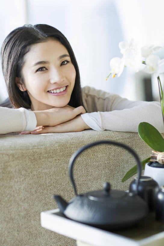 东方人,成年人,脸,头,脸颊,一个人,家,客厅,笑,微笑,露齿笑,竖图,室内,白天,正面,时尚,快乐,自由,幸福,植物,家具,沙发,城市,雕塑,北京,中国,亚洲,仅一个年轻女性,仅一个女性,仅一个人,撑,艺术,装饰,雕刻,雕像,盆栽,房屋,公寓,盆景,托腮,注视,休闲装,现代,肩膀,花,绿色,自然,茶壶,工艺品,观察,看,趴着,托,休息,休闲,健康,舒服,放松,摄影,生长,生活方式,成长,观看,纪念,美术,察看,起居室,高雅,舒适,优美,住房,享乐,风格,早晨,关注,托下巴,主题,房地产,肖像,陈列,东亚,功能,美学,柔和,无忧无虑,年轻女性,女人,女性,亚洲人,中国人,年轻人,头部,脸部,脸蛋,面部,茶杯,休闲活动,躺着,彩图,欢乐,bj175