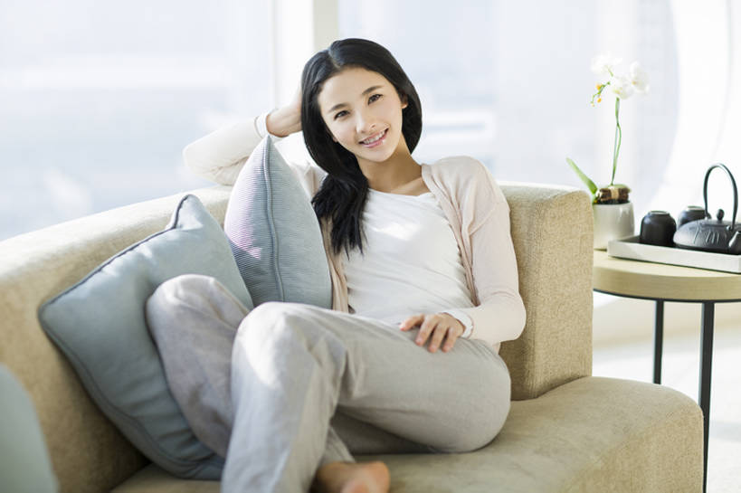 东方人,成年人,一个人,家,客厅,笑,微笑,露齿笑,横图,室内,白天,正面,时尚,快乐,自由,幸福,植物,窗户,家具,沙发,桌子,城市,雕塑,北京,中国,亚洲,仅一个年轻女性,仅一个女性,仅一个人,艺术,装饰,雕刻,雕像,盆栽,房屋,公寓,盆景,注视,休闲装,光脚,现代,花,绿色,自然,茶壶,工艺品,观察,看,靠,靠着,休息,休闲,健康,舒服,赤脚,放松,摄影,生长,生活方式,成长,观看,纪念,美术,察看,起居室,高雅,舒适,优美,住房,享乐,早晨,关注,主题,房地产,肖像,逆光,陈列,东亚,功能,美学,软垫,无忧无虑,年轻女性,女人,女性,亚洲人,中国人,年轻人,茶杯,休闲活动,躺着,彩图,全身,欢乐,bj175