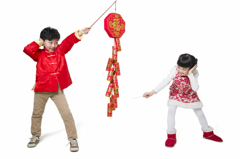 东方人,儿童,两个人,兄弟,姐妹,站,举,笑,微笑,露齿笑,横图,留白,抠图,白色背景,正面,快乐,兴奋,友谊,幸福,纯洁,运气,鞭炮,北京,中国,春节,亚洲,弯腰,握,旗袍,风俗,节日,庆祝,冬天,古典,玩,注视,休闲装,靴子,传统,刺激,小孩,红色,焰火,点燃,观察,看,托,站着,熏香,精神,可爱,乐趣,亲密,童年,童趣,握着,遮,遮掩,摄影,生长,生活方式,观看,张开双腿,察看,掩盖,享乐,仪式,遮挡,关注,中国文化,亲情,典礼,古典风格,童真,东亚,烂漫,无邪,遮盖,陪同,掩饰,元旦,制度,陪伴,展开双腿,无忧无虑,天真,男孩,男人,男性,女孩,亚洲人,中国人,孩子,举起,举手,举着,向上举,向上伸,向上托,站立,张开手臂,彩图,全身,影棚拍摄,传统服装,欢乐,唐装,男生,伸展双腿,传统文化,捂住,传统节日,伴随,bj175