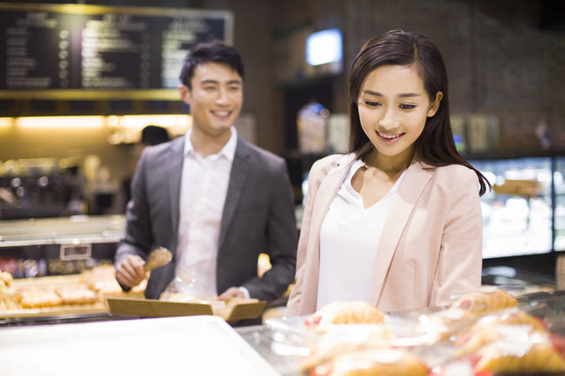 点心,面包,东方人,成年人,两个人,丈夫,妻子,商店,笑,微笑,露齿笑,横图,室内,白天,正面,爱情,购物,度假,时尚,快乐,幸福,消费,美景,城市风光,城市,北京,中国,亚洲,连接,握,正装,透明,商品,景观,美味,食品,甜点,甜品,市场,浪漫,注视,娱乐,饮食,顾客,玻璃制品,食物,糕点,甜食,观察,看,站着,享受,休闲,温暖,温馨,景色,恩爱,放松,零售,亲密,握着,财富,金融,恋人,摄影,生活方式,观看,照亮,和睦,察看,享乐,挑选,付款,购买,关注,选择,市区,选购,贸易,东亚,陪同,血拼,陈列柜,面包店,陪伴,男人,男性,年轻男性,年轻女性,女人,女性,亚洲人,中国人,年轻人,情侣,白领,休闲活动,半身,彩图,欢乐,伴侣,融洽,蛋糕,开领,韩版,伴随,bj175