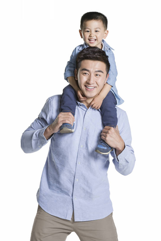 东方人,婴儿,儿童,成年人,两个人,家庭,父母,父亲,儿子,举,笑,微笑,露齿笑,竖图,留白,抠图,白色背景,正面,衬衫,快乐,幸福,纯洁,北京,中国,亚洲,连接,握,玩,休闲装,小孩,扛,站着,休闲,温暖,温馨,一家人,活力,可爱,亲密,童年,童趣,搭,握着,摄影,活泼,生长,生活方式,和睦,享乐,搭着,关爱,宝宝,童真,东亚,纯真,烂漫,无邪,陪同,陪伴,无忧无虑,骑在肩上,伶俐,天真,男孩,男人,男性,年轻男性,亚洲人,中国人,孩子,年轻人,彩图,全身,影棚拍摄,爱,欢乐,深情,融洽,亲子装,伴随,bj175
