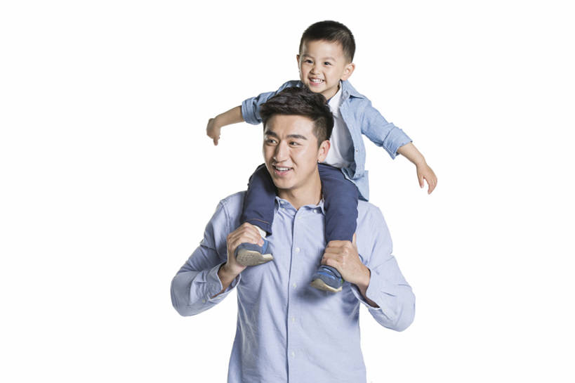 东方人,婴儿,儿童,成年人,两个人,家庭,父母,父亲,儿子,举,笑,微笑,露齿笑,横图,留白,抠图,白色背景,正面,衬衫,快乐,幸福,纯洁,北京,中国,亚洲,连接,握,倾斜,玩,休闲装,小孩,扛,站着,休闲,温暖,温馨,一家人,活力,可爱,亲密,童年,童趣,握着,摄影,活泼,生长,生活方式,和睦,享乐,关爱,宝宝,童真,东亚,纯真,烂漫,无邪,陪同,陪伴,无忧无虑,骑在肩上,伶俐,天真,男孩,男人,男性,年轻男性,亚洲人,中国人,孩子,年轻人,张开手臂,半身,彩图,全身,影棚拍摄,爱,欢乐,深情,融洽,亲子装,伴随,bj175