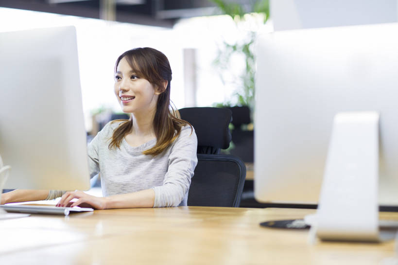 东方人,成年人,一个人,商务人士,工程师,技术人员,商务女性,办公室,笑,微笑,露齿笑,横图,室内,白天,正面,商务,时尚,快乐,幸福,信心,显示器,互联网,技术,桌子,城市,椅子,北京,中国,亚洲,仅一个年轻女性,仅一个女性,仅一个人,连接,敲打,工作,联系,休闲装,输入,现代,打字,职业,摄影,生活方式,点击,敲击,专心,享乐,企业,公司,东亚,无线电技术,技能,按键,计算机,年轻女性,女人,女性,亚洲人,中国人,年轻人,白领,技术员,沟通,坐着,半身,彩图,欢乐,办公室职员,程序员,bj175