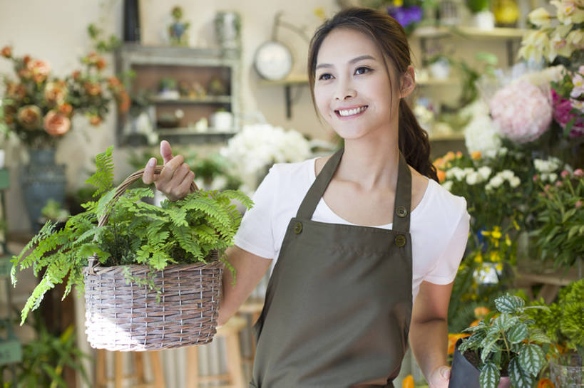 东方人,成年人,一个人,服务员,花商,花店,商店,笑,交叉,微笑,露齿笑,横图,室内,白天,正面,快乐,幸福,信心,植物,城市,含羞草,竹子,雕塑,北京,中国,亚洲,仅一个年轻女性,仅一个女性,仅一个人,握,竹制,丰富,艺术,装饰,鲜艳,工作,编织,雕刻,雕像,篮子,盆栽,围裙,盆景,拿,拎,拿着,休闲装,现代,花,花朵,绿色,自然,竹篮,工艺品,站着,职业,零售,服务,握着,摄影,生长,生活方式,多样,成长,纪念,竹条,交织,美术,竹制品,享乐,清新,主题,陈列,贩卖,东亚,功能,美学,穿插,店主,网纹草,年轻女性,女人,女性,亚洲人,中国人,年轻人,服务生,花店老板,花贩,卖花人,侍者,售货员,半身,彩图,欢乐,拎着,bj175