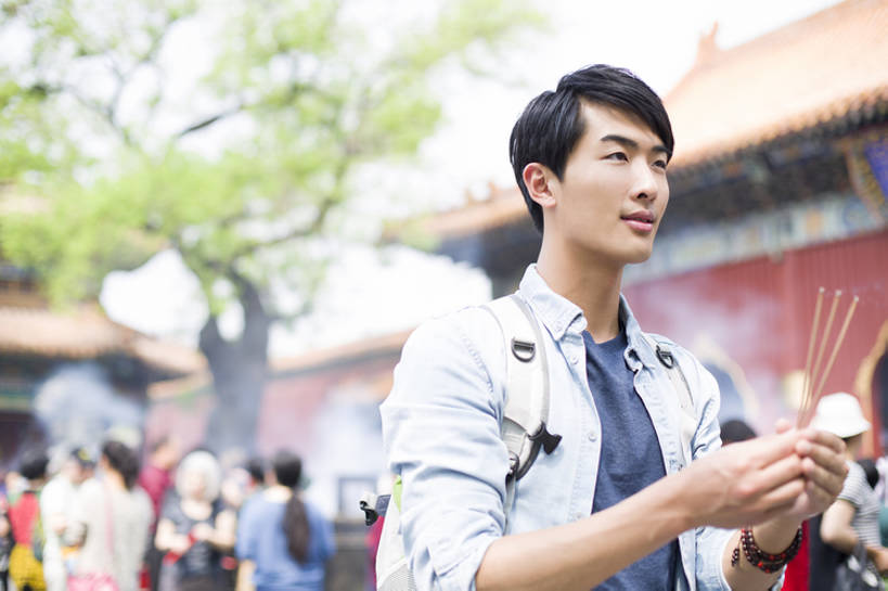 东方人,成年人,一个人,学生,寺庙,横图,室外,白天,正面,旅游,度假,运气,名胜古迹,标志建筑,城市,地标,建筑,北京,中国,亚洲,仅一个男性,仅一个人,行人,游客,游人,握,包,建筑群,燃烧,休闲装,娱乐,建设,传统,路人,旅客,仅一个年轻男性,背包,祈祷,站着,享受,休闲,熏香,旅游胜地,放松,握着,许愿,摄影,宗教,佛教,生活方式,保护,中国文化,东亚,宗教用品,东亚文化,背包客,雍和宫,古代文明,过客,男人,男性,年轻男性,亚洲人,中国人,年轻人,大学生,休闲活动,半身,彩图,旅行,礼拜堂,传统文化,bj175