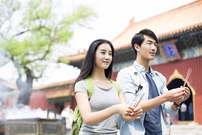 东方人,成年人,两个人,学生,寺庙,横图,室外,白天,正面,爱情,旅游,度假,运气,名胜古迹,标志建筑,城市,地标,建筑,北京,中国,亚洲,行人,游客,游人,连接,握,并排,包,建筑群,浪漫,燃烧,T恤,休闲装,娱乐,建设,传统,路人,旅客,背包,祈祷,站着,享受,休闲,温暖,温馨,熏香,旅游胜地,恩爱,放松,亲密,握着,许愿,约会,恋人,摄影,宗教,佛教,生活方式,保护,和睦,中国文化,东亚,宗教用品,东亚文化,背包客,陪同,雍和宫,古代文明,陪伴,过客,男人,男性,年轻男性,年轻女性,女人,女性,亚洲人,中国人,年轻人,情侣,大学生,休闲活动,半身,彩图,旅行,礼拜堂,伴侣,融洽,传统文化,伴随,bj175