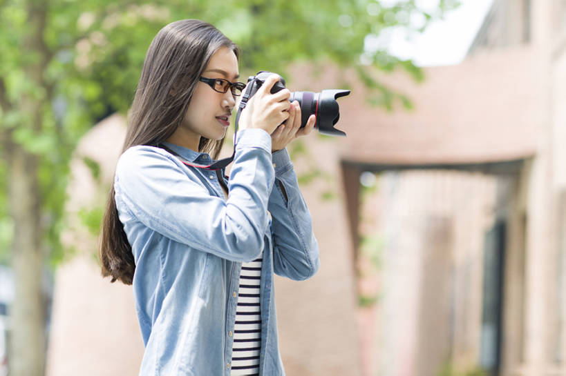 东方人,成年人,一个人,摄影师,笑,微笑,露齿笑,横图,室外,白天,侧面,度假,时尚,快乐,幸福,信心,美景,城市风光,城市,建筑,相机,北京,中国,亚洲,仅一个年轻女性,仅一个女性,仅一个人,握,艺术,工作,眼镜,景观,休闲装,娱乐,现代,创意园,树,拍照,绿色,数码相机,站着,职业,享受,休闲,独立,景色,放松,个性,握着,艺术家,摄影,生活方式,单反相机,专心,酷,享乐,都市风光,爱好,东亚,技能,年轻女性,女人,女性,亚洲人,中国人,年轻人,白领,半身,彩图,欢乐,照相,传媒,bj175