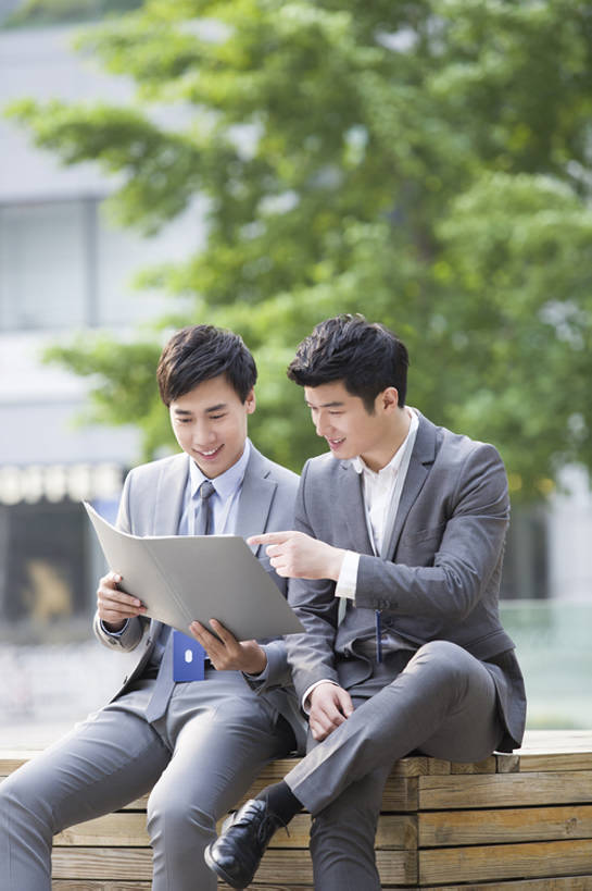 东方人,成年人,两个人,同事,商务人士,商务男性,笑,微笑,露齿笑,竖图,室外,白天,正面,衬衫,西装,度假,商务,讨论,快乐,幸福,智慧,成功,合作,团队,集体,信心,计划,美景,城市风光,城市,建筑,北京,中国,亚洲,握,套装,正装,开会,并排,工作,会议,分析,文件,纸,长椅,景观,领带,文件夹,首都,二郎腿,听,注视,娱乐,现代,队伍,树,观察,看,手势,职业,享受,休闲,办公大楼,景色,放松,规划,亲密,握着,金融,摄影,生活方式,观看,察看,领导,指着,享乐,成就,都市风光,关注,门卡,商务装,合伙,领袖,市区,工薪阶层,东亚,陪同,一套,中华人民共和国,北京市,京,北平,华北地区,策略,陪伴,金融区,男人,男性,年轻男性,亚洲人,中国人,年轻人,白领,上班族,说话,坐着,彩图,衬衣,欢乐,北京CBD,北京商务中心区,中国北京大北窑,办公室职员,打手势,商务会议,开领,财务报告,进度报告,伴随,bj175