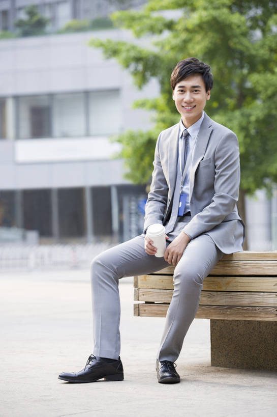 咖啡,东方人,成年人,一个人,商务人士,商务男性,笑,微笑,露齿笑,竖图,室外,白天,正面,衬衫,西装,度假,商务,快乐,幸福,成功,信心,美景,城市风光,城市,建筑,杯子,北京,中国,亚洲,仅一个男性,仅一个人,喝,握,套装,正装,长椅,景观,食品,咖啡杯,领带,饮品,首都,注视,娱乐,现代,饮食,食物,饮料,仅一个年轻男性,观察,看,职业,享受,休息,休闲,办公大楼,景色,放松,握着,金融,摄影,生活方式,观看,察看,享乐,都市风光,关注,可口,一次性杯子,肖像,门卡,商务装,市区,工薪阶层,东亚,热饮,一套,中华人民共和国,北京市,京,北平,华北地区,适口,金融区,男人,男性,年轻男性,亚洲人,中国人,年轻人,白领,上班族,坐着,彩图,全身,衬衣,欢乐,北京CBD,北京商务中心区,中国北京大北窑,办公室职员,bj175