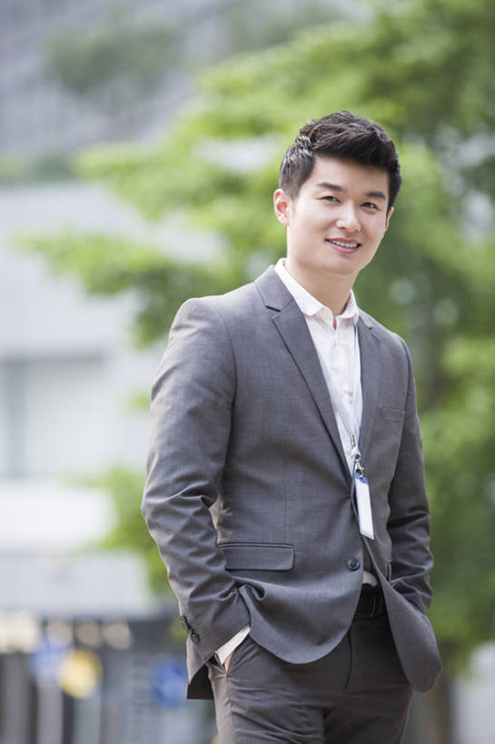 东方人,成年人,一个人,商务人士,商务男性,笑,微笑,露齿笑,竖图,室外,白天,正面,衬衫,度假,商务,快乐,幸福,信心,美景,城市风光,城市,北京,中国,亚洲,仅一个男性,仅一个人,套装,正装,景观,首都,注视,娱乐,现代,树,仅一个年轻男性,观察,看,站着,职业,享受,休闲,办公大楼,景色,放松,金融,摄影,生活方式,观看,察看,享乐,都市风光,关注,肖像,门卡,商务装,市区,工薪阶层,东亚,中华人民共和国,北京市,京,北平,华北地区,金融区,男人,男性,年轻男性,亚洲人,中国人,年轻人,白领,上班族,两手抄兜,彩图,衬衣,欢乐,北京CBD,北京商务中心区,中国北京大北窑,办公室职员,开领,bj175