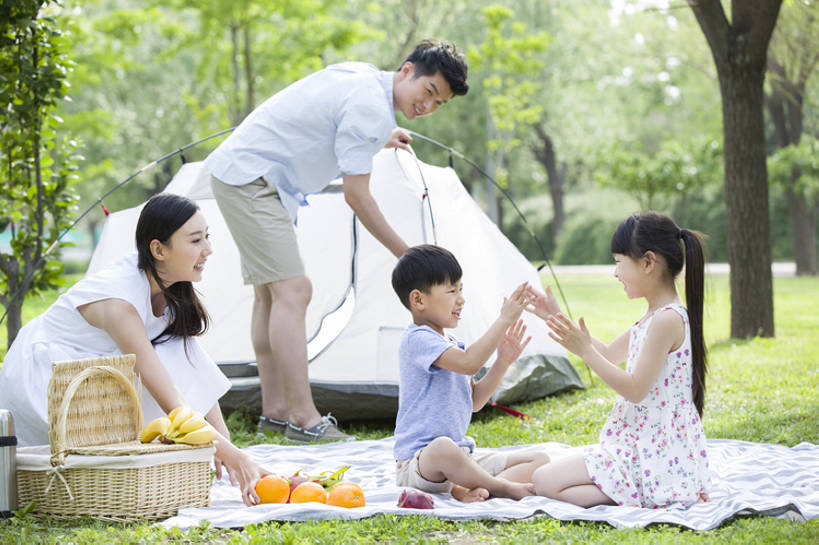 东方人,婴儿,儿童,成年人,四个人,家庭,夫妻,丈夫,妻子,父母,母亲,父亲,女儿,儿子,兄弟,姐妹,公园,站,坐,笑,鼓掌,盘腿,微笑,露齿笑,横图,室外,白天,侧面,裙子,爱情,旅游,度假,游戏,快乐,幸福,纯洁,草地,草坪,美景,植物,水果,北京,中国,亚洲,连接,篮子,帐篷,坐垫,景观,食品,野餐,饮品,浪漫,玩,休闲装,娱乐,现代,饮食,草,树,食物,饮料,小孩,绿色,自然,绿地,夏天,站着,享受,休闲,温暖,温馨,父子,母子,一家人,面对面,景色,恩爱,放松,父爱,活力,季节,可爱,母爱,亲密,童年,童趣,恋人,摄影,活泼,生长,生活方式,环境,生态,和睦,享乐,关爱,可口,清新,自然风光,亲情,宝宝,露营,野营,户外活动,童真,东亚,纯真,烂漫,无邪,健康食物,陪同,宿营,野餐垫,野餐地毯,多功能毯,适口,陪伴,无忧无虑,伶俐,天真,男孩,男人,男性,年轻男性,年轻女性,女孩,女人,女性,亚洲人,中国人,孩子,年轻人,夫妇,情侣,休闲活动,盘腿而坐,盘膝,盘着腿的,盘着腿坐,双腿交叉,站立,坐着,彩图,全身,爱,欢乐,伴侣,融洽,野餐篮,男生,拍手游戏,伴随,bj175