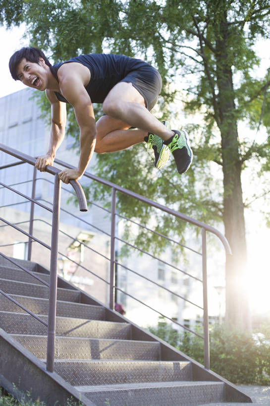 成年人,肌肉,健壮,一个人,运动员,栏杆,跳,笑,微笑,露齿笑,竖图,室外,白天,正面,镜头眩光,运动服,运动鞋,锻炼,度假,时尚,快乐,兴奋,自由,幸福,运动,信心,美景,楼梯,城市风光,城市,建筑,鞋子,北京,中国,亚洲,仅一个男性,仅一个人,握,短裤,服装,背心,景观,半空,训练,玩,大喊,娱乐,现代,刺激,台阶,树,仅一个年轻男性,衣服,绿色,张嘴,享受,休闲,健康,景色,放松,活力,握着,摄影,服饰,生活方式,酷,享乐,衣着,早晨,穿着,都市风光,爱好,塑身,逆光,张大嘴巴,弹性,东亚,衣饰,跑酷,男人,男性,年轻男性,白种人,年轻人,张开嘴,彩图,全身,欢乐,运动装,bj175