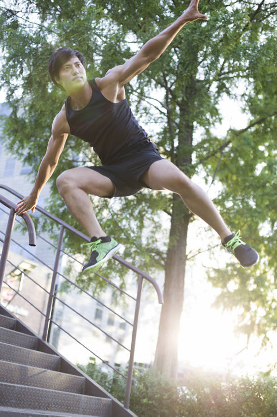 成年人,肌肉,健壮,一个人,运动员,栏杆,跳,竖图,室外,白天,正面,镜头眩光,运动服,运动鞋,锻炼,度假,时尚,自由,运动,信心,美景,楼梯,城市风光,城市,建筑,鞋子,北京,中国,亚洲,仅一个男性,仅一个人,握,短裤,服装,背心,景观,半空,训练,玩,娱乐,现代,台阶,树,仅一个年轻男性,衣服,绿色,享受,休闲,健康,景色,放松,活力,握着,摄影,服饰,生活方式,酷,衣着,早晨,穿着,都市风光,爱好,塑身,逆光,弹性,东亚,衣饰,跑酷,男人,男性,年轻男性,白种人,年轻人,彩图,全身,运动装,bj175
