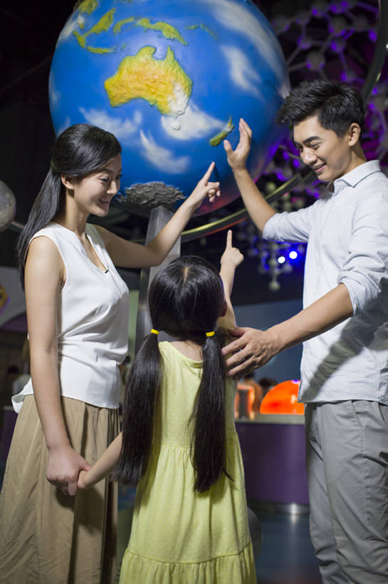 东方人,儿童,成年人,三个人,家庭,丈夫,妻子,父母,母亲,父亲,女儿,博物馆,站,举,笑,微笑,露齿笑,竖图,室内,侧面,仰视,度假,快乐,探险,幸福,纯洁,科技,海洋,地图,北京,中国,亚洲,行人,游客,游人,连接,学习,科学,圆形,地球仪,世界地图,陆地,教育,玩,休闲装,路人,旅客,球,小孩,自然,教,看,手势,托,向上看,站着,休闲,球体,温暖,温馨,一家人,可爱,乐趣,亲密,童年,童趣,摄影,介绍,生长,生活方式,指导,展览,和睦,指着,知识,享乐,关爱,科技馆,亲情,出示,童真,东亚,烂漫,无邪,天文学,陪同,陪伴,过客,无忧无虑,自然地理,天真,男孩,男人,男性,年轻男性,年轻女性,女孩,女人,女性,亚洲人,中国人,孩子,年轻人,情侣,休闲活动,举起,举手,举着,手牵手,说话,向上举,向上伸,向上托,站立,张开手臂,彩图,低角度拍摄,旅行,欢乐,融洽,男生,打手势,中国科技馆,好奇心,伴随,bj175