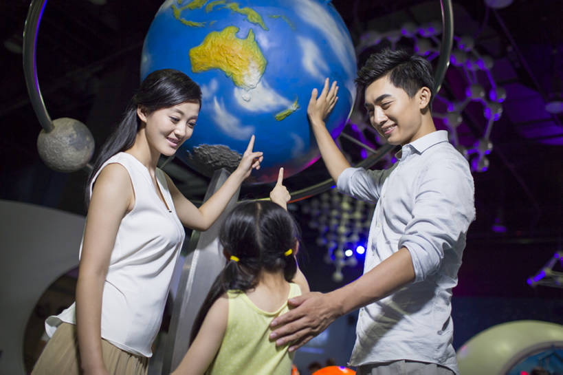 东方人,儿童,成年人,三个人,家庭,丈夫,妻子,父母,母亲,父亲,女儿,博物馆,站,举,笑,微笑,露齿笑,横图,室内,侧面,仰视,度假,快乐,探险,幸福,纯洁,科技,海洋,地图,北京,中国,亚洲,行人,游客,游人,连接,学习,科学,圆形,地球仪,世界地图,陆地,教育,玩,休闲装,路人,旅客,球,小孩,自然,教,看,手势,托,向上看,站着,休闲,球体,温暖,温馨,一家人,可爱,乐趣,亲密,童年,童趣,摄影,介绍,生长,生活方式,指导,展览,和睦,指着,知识,享乐,关爱,科技馆,亲情,出示,童真,东亚,烂漫,无邪,天文学,陪同,陪伴,过客,无忧无虑,自然地理,天真,男孩,男人,男性,年轻男性,年轻女性,女孩,女人,女性,亚洲人,中国人,孩子,年轻人,情侣,休闲活动,举起,举手,举着,手牵手,说话,向上举,向上伸,向上托,站立,张开手臂,半身,彩图,低角度拍摄,旅行,欢乐,融洽,男生,打手势,中国科技馆,好奇心,伴随,bj175