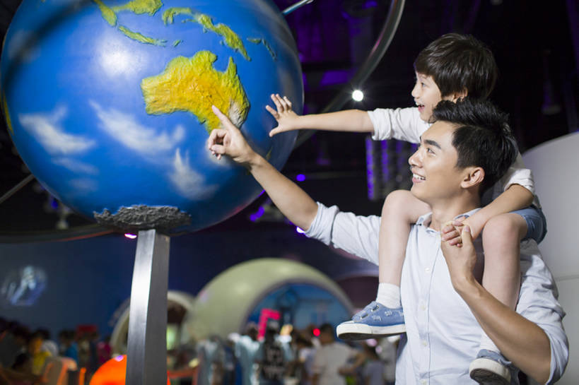 东方人,儿童,成年人,两个人,家庭,父母,父亲,儿子,博物馆,站,笑,微笑,露齿笑,横图,室内,正面,度假,快乐,探险,幸福,纯洁,科技,海洋,地图,北京,中国,亚洲,行人,游客,游人,连接,学习,科学,圆形,地球仪,世界地图,陆地,教育,玩,休闲装,路人,旅客,球,小孩,自然,教,看,扛,手势,向上看,站着,休闲,球体,温暖,温馨,父子,一家人,可爱,乐趣,亲密,童年,童趣,摄影,介绍,生长,生活方式,指导,展览,和睦,指着,知识,享乐,关爱,科技馆,亲情,出示,童真,东亚,烂漫,无邪,天文学,陪同,陪伴,过客,无忧无虑,自然地理,骑在肩上,天真,男孩,男人,男性,年轻男性,亚洲人,中国人,孩子,年轻人,休闲活动,触摸,手牵手,说话,站立,张开手臂,半身,彩图,全身,旅行,欢乐,融洽,男生,打手势,中国科技馆,好奇心,伴随,bj175