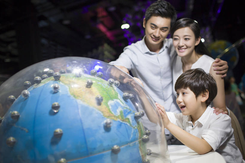 东方人,儿童,成年人,三个人,家庭,丈夫,妻子,父母,母亲,父亲,儿子,博物馆,站,笑,微笑,露齿笑,横图,室内,正面,度假,快乐,探险,幸福,纯洁,科技,海洋,地图,北京,中国,亚洲,行人,游客,游人,连接,科学,圆形,地球仪,世界地图,陆地,教育,玩,休闲装,路人,旅客,球,小孩,自然,看,手势,站着,休闲,球体,温暖,温馨,一家人,可爱,乐趣,亲密,童年,童趣,搭,摄影,介绍,生长,生活方式,指导,展览,和睦,指着,知识,享乐,搭着,关爱,科技馆,亲情,出示,童真,东亚,烂漫,无邪,陪同,陪伴,过客,无忧无虑,自然地理,天真,男孩,男人,男性,年轻男性,年轻女性,女人,女性,亚洲人,中国人,孩子,年轻人,情侣,休闲活动,触摸,说话,站立,半身,彩图,旅行,欢乐,融洽,男生,打手势,中国科技馆,好奇心,伴随,bj175