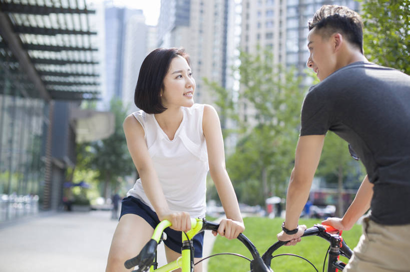 东方人,成年人,两个人,学生,笑,微笑,露齿笑,横图,室外,白天,正面,爱情,度假,时尚,快乐,幸福,美景,城市风光,城市,建筑,自行车,北京,日光,中国,亚洲,短裤,服装,景观,交通,浪漫,玩,单车,休闲装,娱乐,现代,车,脚踏车,骑,衣服,交通工具,夏天,骑车,享受,休闲,健康,温暖,温馨,面对面,短袖,景色,恩爱,放松,活力,亲密,约会,恋人,摄影,服饰,生活方式,和睦,享乐,衣着,穿着,都市风光,载具,逆光,东亚,陪同,环境保护,衣饰,陪伴,无忧无虑,自行车运动,男人,男性,年轻男性,年轻女性,女人,女性,亚洲人,中国人,年轻人,情侣,大学生,休闲活动,说话,彩图,欢乐,伴侣,融洽,公路自行车,伴随,bj175
